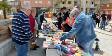 Éxito del mercadillo solidario de Villares con 210 libros vendidos y 402 euros recaudados para Pyfano