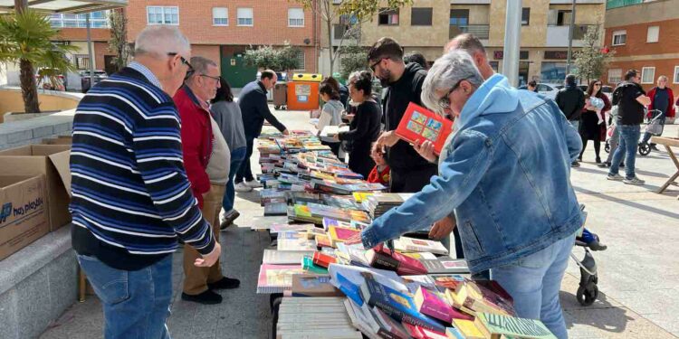 Éxito del mercadillo solidario de Villares con 210 libros vendidos y 402 euros recaudados para Pyfano