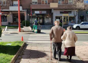 El Ayuntamiento acomete las labores de mantenimiento de las zonas verdes de la Avenida Madrid