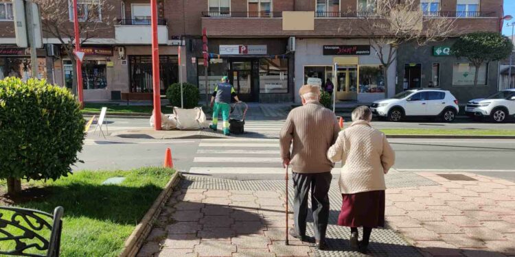 El Ayuntamiento acomete las labores de mantenimiento de las zonas verdes de la Avenida Madrid