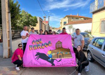 Las pancartas de las peñas de Doñinos ya decoran las calles para iniciar las Fiestas de San Marcos
