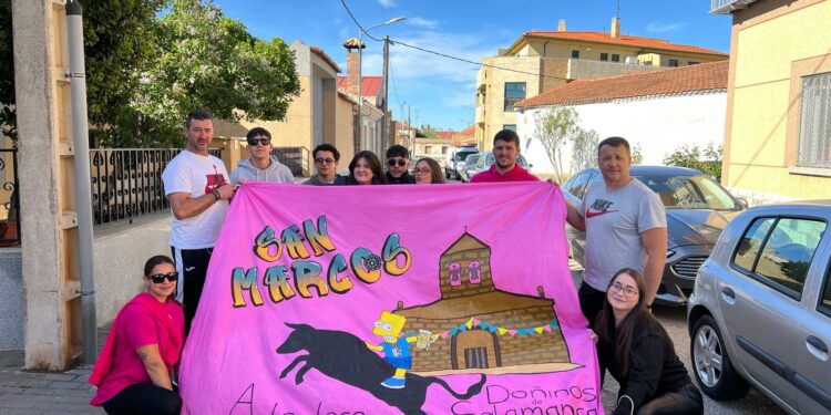 Las pancartas de las peñas de Doñinos ya decoran las calles para iniciar las Fiestas de San Marcos