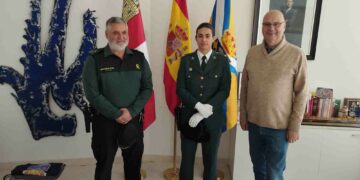 Despedida y agradecimiento a la teniente del Puesto Principal de la Guardia Civil