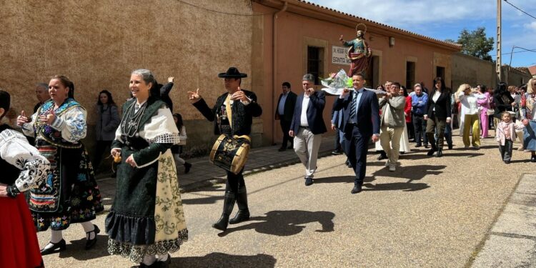 San Marcos brilla en Doñinos en su día grande al son de los bailes charros y el tamborilero
