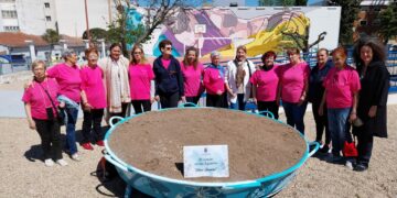 El Ayuntamiento ajardina una paellera de grandes dimensiones que será cuidada y mantenida por Las Águedas