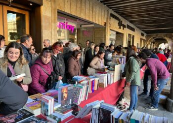 Miles de salmantinos participan en el Día del Libro con el recuerdo a la figura de Gonzalo Torrente Ballester