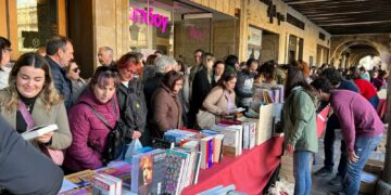 Miles de salmantinos participan en el Día del Libro con el recuerdo a la figura de Gonzalo Torrente Ballester