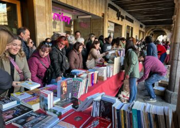 Miles de salmantinos participan en el Día del Libro con el recuerdo a la figura de Gonzalo Torrente Ballester