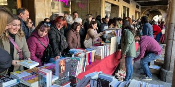 Miles de salmantinos participan en el Día del Libro con el recuerdo a la figura de Gonzalo Torrente Ballester