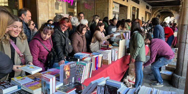 Miles de salmantinos participan en el Día del Libro con el recuerdo a la figura de Gonzalo Torrente Ballester