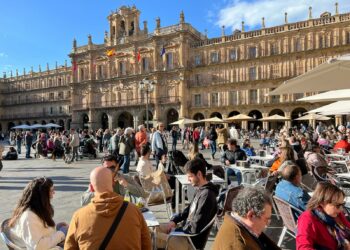 Miles de salmantinos participan en el Día del Libro con el recuerdo a la figura de Gonzalo Torrente Ballester
