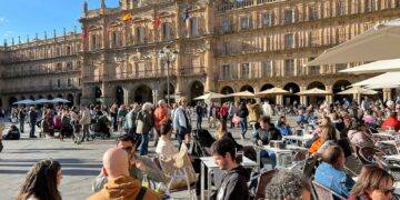Miles de salmantinos participan en el Día del Libro con el recuerdo a la figura de Gonzalo Torrente Ballester
