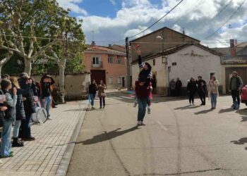 Los jóvenes toman las calles de Castellanos para recuperar la Fiesta de los Quintos