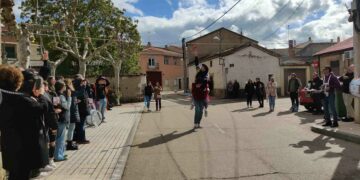 Los jóvenes toman las calles de Castellanos para recuperar la Fiesta de los Quintos