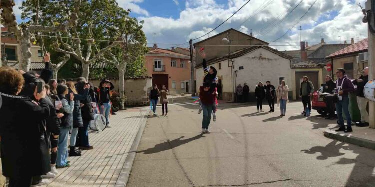 Los jóvenes toman las calles de Castellanos para recuperar la Fiesta de los Quintos