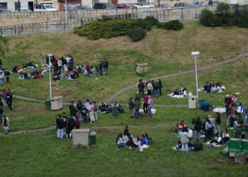 La lluvia y el viento marcan la jornada de un Lunes de Aguas desapacible y con poca participación