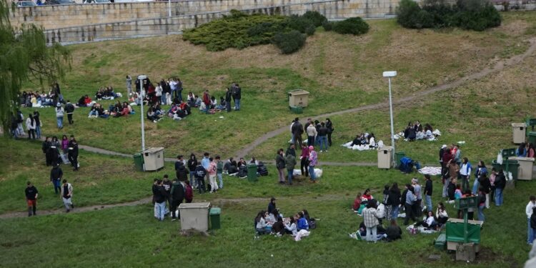 La lluvia y el viento marcan la jornada de un Lunes de Aguas desapacible y con poca participación