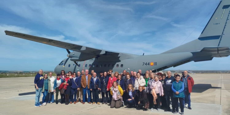 Los mayores de Santa Marta visitan las diferentes instalaciones y secciones de la Base Aérea de Matacán