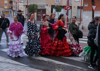 El arte y las ganas de sevillanas pueden con la lluvia en la X Feria ‘A Bailar’