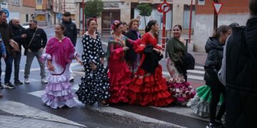 El arte y las ganas de sevillanas pueden con la lluvia en la X Feria ‘A Bailar’