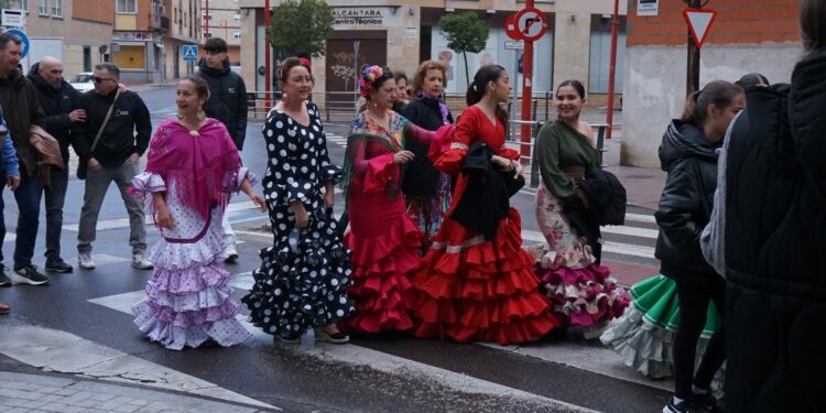 El arte y las ganas de sevillanas pueden con la lluvia en la X Feria ‘A Bailar’