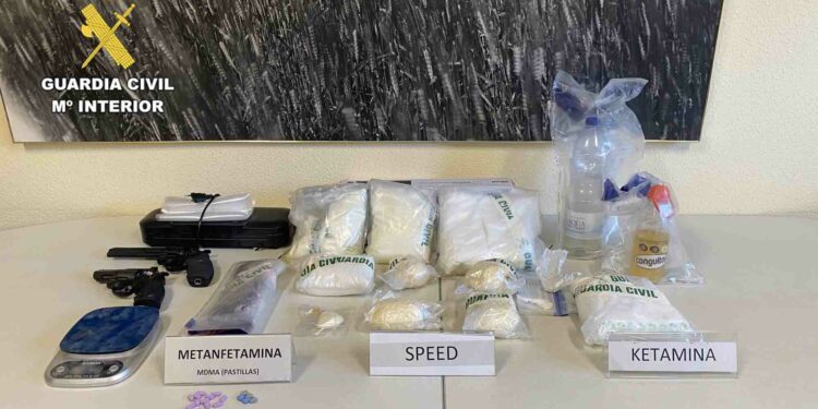 Una operación llevada a cabo en Arapiles, Mozárbez y Villares de la Reina permite detener a dos hombres por tráfico y distribución de drogas sintéticas