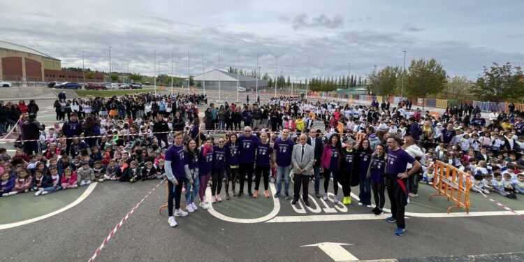 El V Día de la Educación Física en la Calle reúne en Carbajosa a unas 1.300 personas para hacer ejercicio y actividades saludables