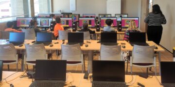 El Aula de Informática de Carbajosa inicia las actividades formativas de este trimestre para acercar las herramientas digitales a niños y adultos
