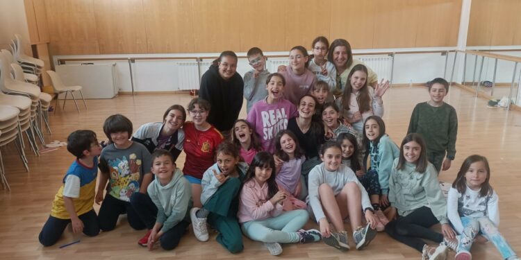 Juegos y pruebas sobre los cuentos infantiles inician la Semana del Libro en Carbajosa