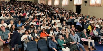 Sevillanas, música y bailes solidarios llenan el auditorio de Los Paúles en la 8ª Gala de la Asociación El Rocío