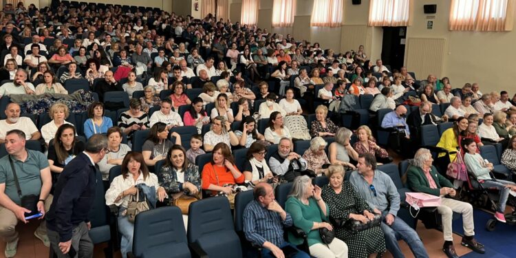 Sevillanas, música y bailes solidarios llenan el auditorio de Los Paúles en la 8ª Gala de la Asociación El Rocío