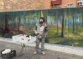 El artista Daniel Martín amplía el mural ‘Bosque’ en la Plaza de España de Santa Marta