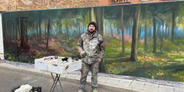 El artista Daniel Martín amplía el mural ‘Bosque’ en la Plaza de España de Santa Marta