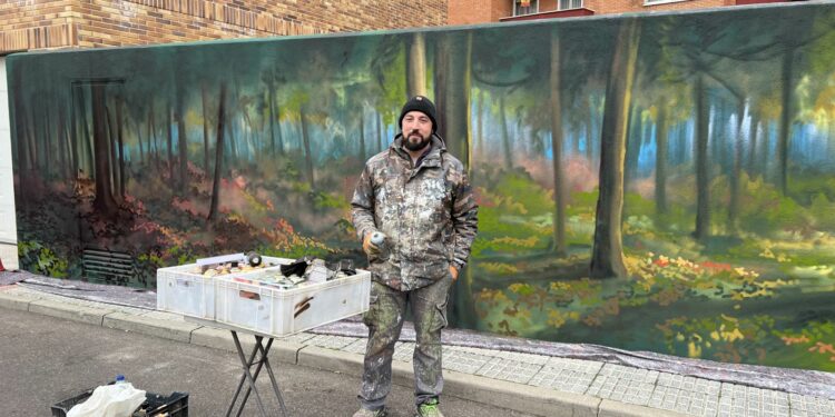 El artista Daniel Martín amplía el mural ‘Bosque’ en la Plaza de España de Santa Marta