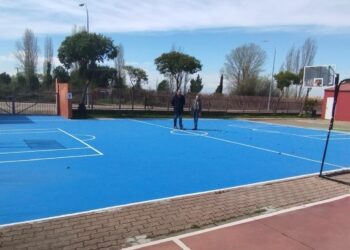 Los alumnos del colegio Martín Gaite de Santa Marta ya tienen la pista deportiva renovada y lista para su uso