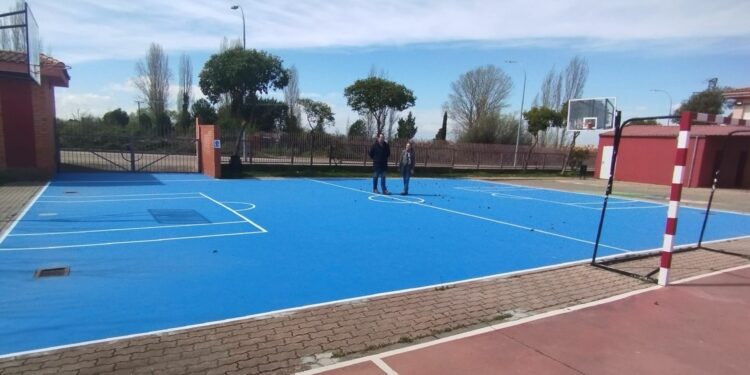 Los alumnos del colegio Martín Gaite de Santa Marta ya tienen la pista deportiva renovada y lista para su uso