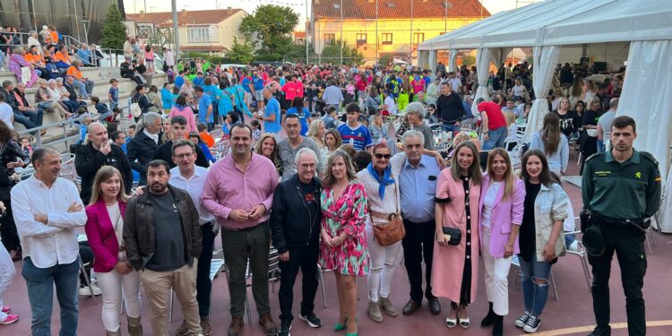 Estalla la fiesta en Cabrerizos con la animación de las peñas y el pregón del escultor Enrique Orejudo