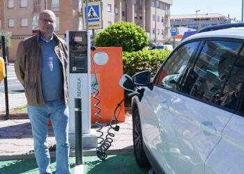 En marcha la primera estación de carga para vehículos eléctricos ubicada en suelo público