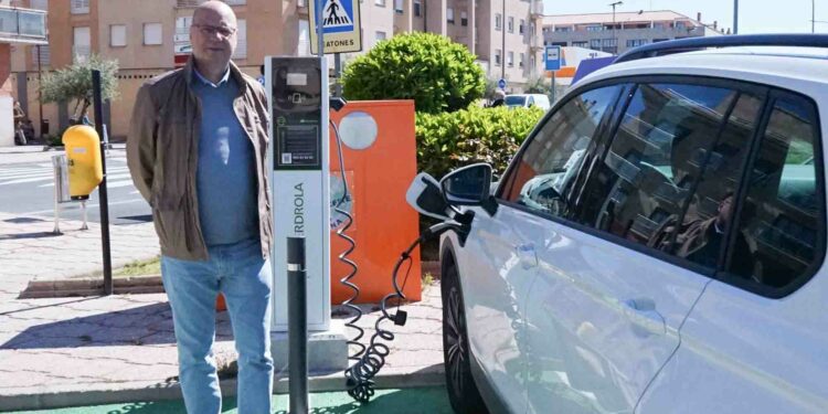 En marcha la primera estación de carga para vehículos eléctricos ubicada en suelo público