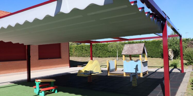 Carrascal renueva la guardería municipal con sombras en la zona de juegos exterior y mejoras en el interior de las instalaciones