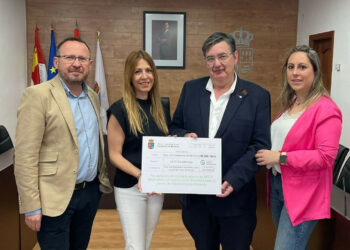 Castellanos entrega a la AECC los más de 2.600 euros recaudados en la I Marcha Solidaria contra el Cáncer