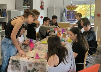 Los jóvenes aprenden a elaborar vistosos cócteles a base de zumos y batidos