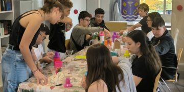 Los jóvenes aprenden a elaborar vistosos cócteles a base de zumos y batidos