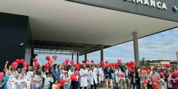 Besos al aire para celebrar el Día Nacional de la Infancia y de la Adolescencia Hospitalizada
