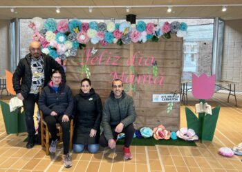 Carbajosa rinde homenaje a las madres con un recuerdo en el photocall especial y un regalo