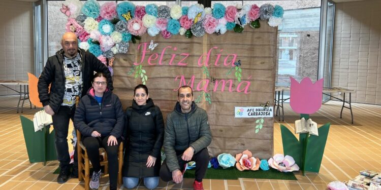 Carbajosa rinde homenaje a las madres con un recuerdo en el photocall especial y un regalo