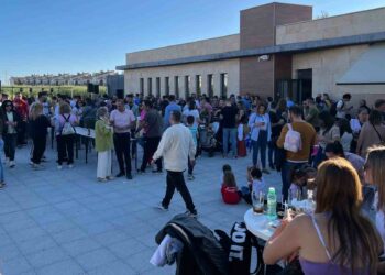 Los vecinos estrenan ‘La Reina de Villares’ con una tarde de fiesta y diversión