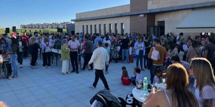 Los vecinos estrenan ‘La Reina de Villares’ con una tarde de fiesta y diversión