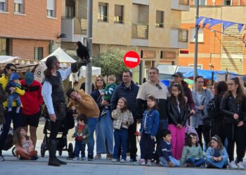 Gran ambiente en el mercado medieval y la exhibición de cetrería de la Fiesta de la Primavera