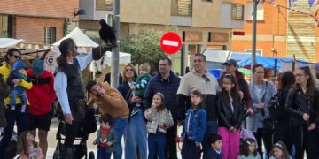 Gran ambiente en el mercado medieval y la exhibición de cetrería de la Fiesta de la Primavera